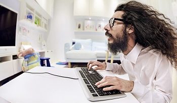 Honorar - Lastschrift geht zurück, was nun? 1 Mann erschrocken vorm Computer